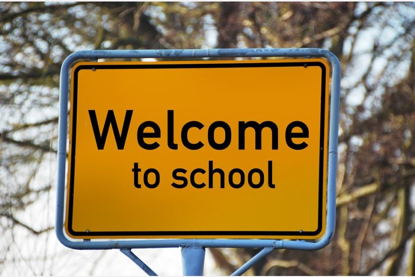 Welcome to school traffic sign